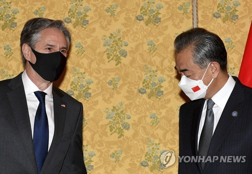 토니 블링컨(왼쪽) 미국 국무장관과 왕이 중국 외교담당 국무위원 겸 외교부장. (연합뉴스 자료사진)