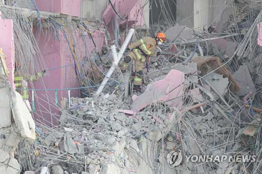 (광주=연합뉴스) 광주 서구 화정아이파크 붕괴 사고 발생 17일째인 27일 오전 구조대원들이 29층 잔해더미 위에서 28층 방향을 살피고 있다. 이날 범정부 중앙사고수습본부와 지역 사고수습통합대책본부는 긴급 브리핑을 열어 “28층 탐색 중 오전 11시 50분에 1명을 추가로 발견했다”고 밝혔다. 2022.1.27