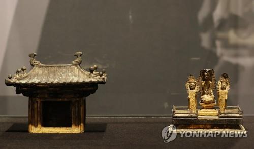 경매 나온 국보 금동삼존불감 (서울=연합뉴스) 이재희 기자 = 17일 오전 서울 강남구 케이옥션에서 국보 ‘금동삼존불감’을 전시하고 있다.