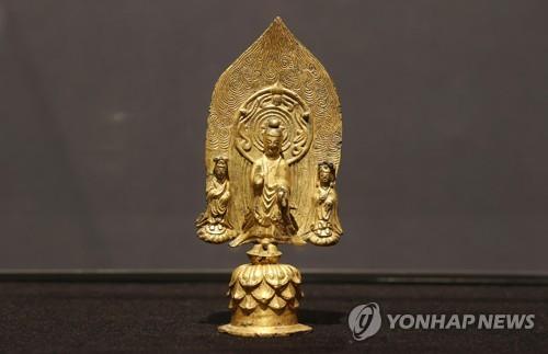 (서울=연합뉴스) 17일 오전 서울 강남구 케이옥션에서 국보 ‘금동계미명삼존불입상’을 전시하고 있다.