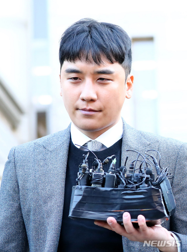 [서울=뉴시스] 성매매 알선 및 상습 도박 혐의로 두 번째 구속영장이 청구된 가수 승리가 13일 오전 서울 서초구 서울중앙지법에서 열린 영장실질심사(구속 전 피의자 심문)를 마친 후 법원을 나서고 있다. 2020.01.13.