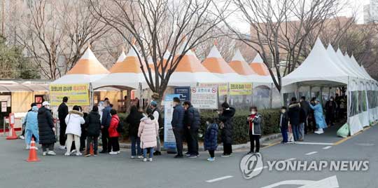 (부산=연합뉴스) 국내 신규 확진자 수가 연일 최다기록을 쓰고 있는 가운데 27일 부산 연제구보건소 선별진료소에서 코로나19 검사를 받기 위해 시민들이 차례를 기다리고 있다. 2022.1.27