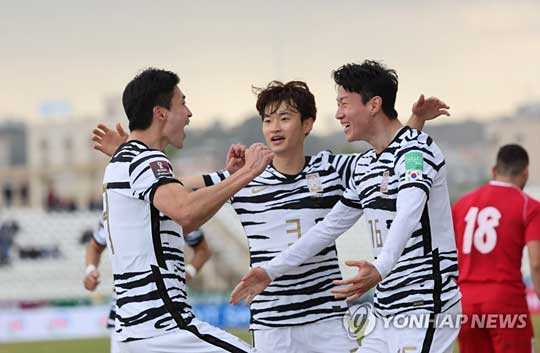 (시돈=연합뉴스) 27일(현지시간) 레바논 시돈의 시립경기장에서 열린 2022 카타르 월드컵 아시아 최종예선 조별리그 A조 7차전 대한민국과 레바논의 경기. 조규성이 선제골을 터트린 뒤 황의조 등과 함께 기뻐하고 있다. 2022.1.27