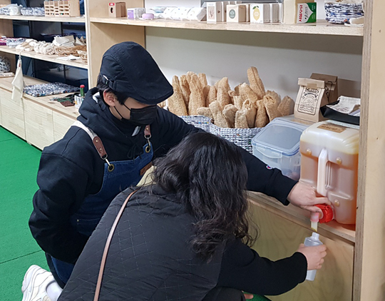 인천 연수구에 있는 제로마켓 ‘우리동네 봄날’을 찾은 손님이 빈 용기에 친환경 주방 세제를 담고 있다. 제로웨이스트 봄날 제공