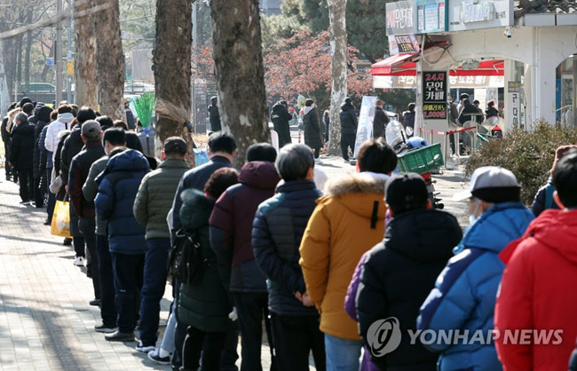 (서울=연합뉴스) 한상균 기자 = 설 연휴를 하루 앞둔 28일 노원구 한 로또 판매점에 시민들이 줄지어 서 있다. 이번 주 로또는 1000회 추첨이다. 2022.1.28