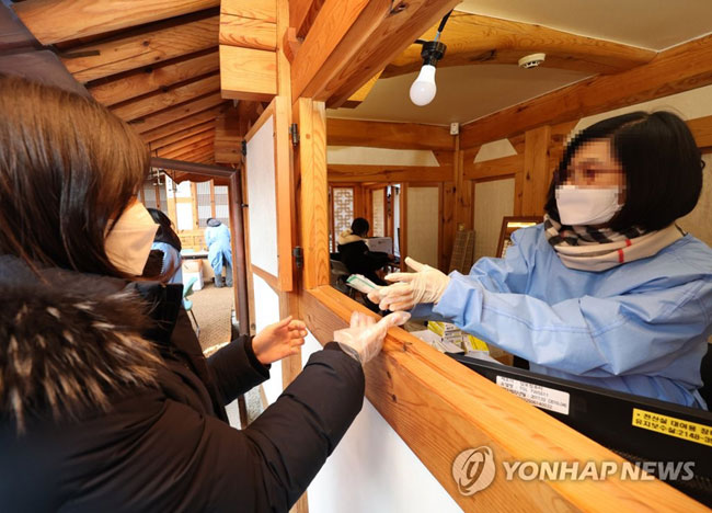 (서울=연합뉴스) 류영석 기자 = 전국 보건소, 대형병원 코로나19 선별진료소의 PCR검사와 신속항원검사 병행 실시를 앞둔 28일 오후 서울 종로구보건소에서 의료 관계자들이 신속항원검사 예행 연습을 하고 있다. 2022.1.28