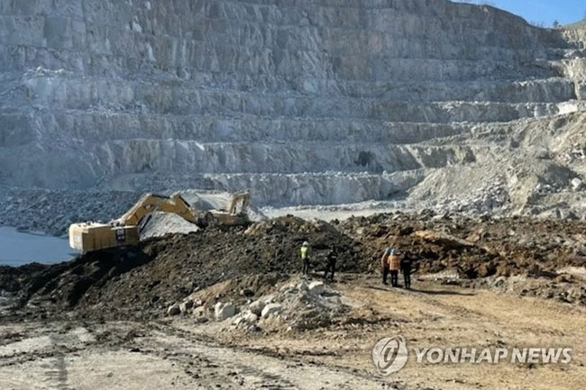 (양주=연합뉴스) 29일 오전 경기 양주시 은현면 도하리 석재 채취장에서 토사가 붕괴해 작업자 3명이 매몰된 사고 현장에서 관계 당국이 구조 작업을 하고 있다. 2021.1.29 [경기도북부소방재난본부 제공. 재판매 및 DB금지]