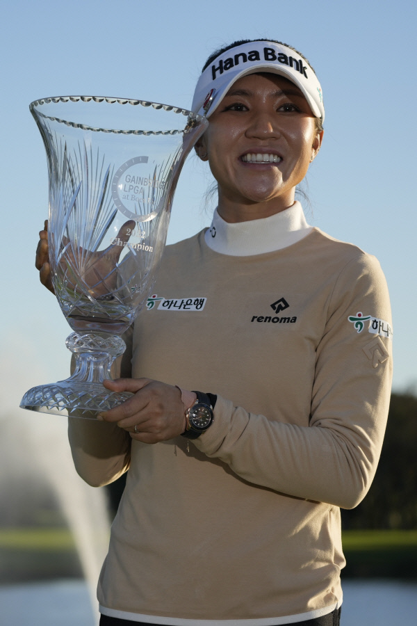 뉴질랜드교포 리디아 고가 31일 오전(한국시간) 미국 플로리다주 보카 러톤의 보카 리오 골프클럽 LPGA투어 게인브리지 LPGA(총상금 200만 달러) 우승 트로피를 들고 포즈를 취하고 있다.  AP뉴시스
