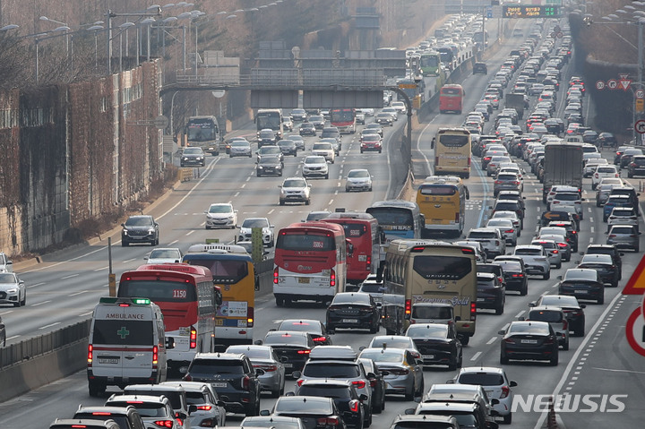 [서울=뉴시스] 설 연휴인 31일 오후 서울 서초구 잠원IC에서 바라본 경부고속도로 하행선(오른쪽)이 차량들로 붐비고 있다. 2022.01.31.