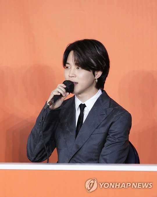 (서울=연합뉴스) 그룹 방탄소년단(BTS) 지민이 28일(현지시간) 미국 로스앤젤레스(LA) 소파이 스타디움에서 열린 ‘BTS 퍼미션 투 댄스 온 스테이지 - LA’ 개최 기념 기자간담회에서 질문에 답하고 있다. 2021.11.29[빅히트뮤직 제공. 재판매 및 DB 금지]