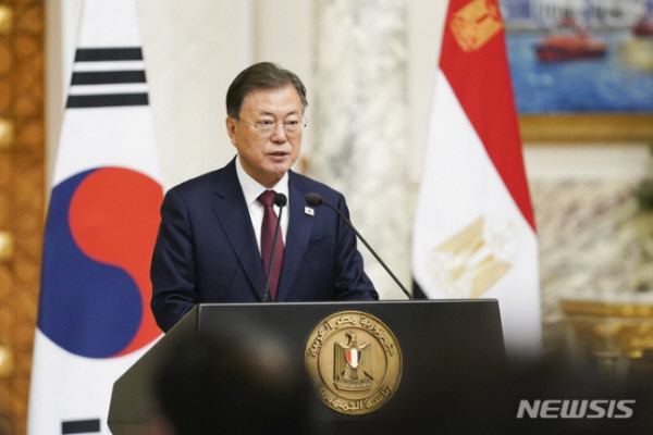 문재인 대통령이 지난달 20일 이집트 카이로 대통령궁에서 열린 압델 파타 엘시시 대통령과의 공동언론발표에서 방산 수출 등과 관련해 발언하고 있다. 뉴시스 제공