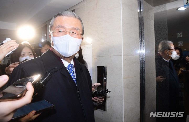 [서울=뉴시스] 국회사진기자단 = 김종인 전 국민의힘 총괄선대위원장이 10일 오후 서울 종로구에 위치한 자신의 사무실에서 이준석 국민의힘 대표와 회동을 마친 후 사무실을 나서고 있다. 2022.01.10.