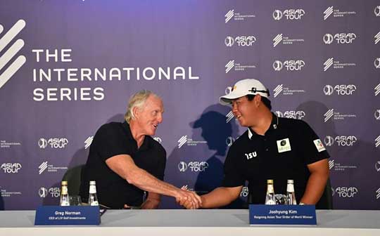 1일 기자회견장에서 노먼과 악수하는 김주형(오른쪽) [아시안투어 인터넷 홈페이지 사진. 재판매 및 DB 금지]