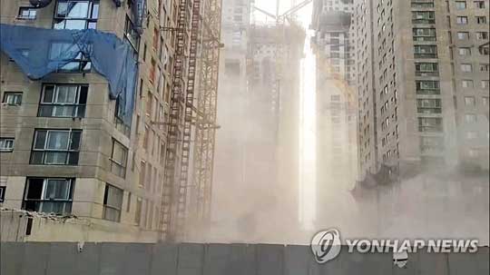 (광주=연합뉴스) 2일 오전 광주 서구 화정아이파크 붕괴 현장에서 기울어진 채 매달린 콘크리트 잔해물이 지상으로 떨어져 먼지구름이 피어오르고 있다. 2022.2.2 [독자 제공. 재판매 및 DB 금지]