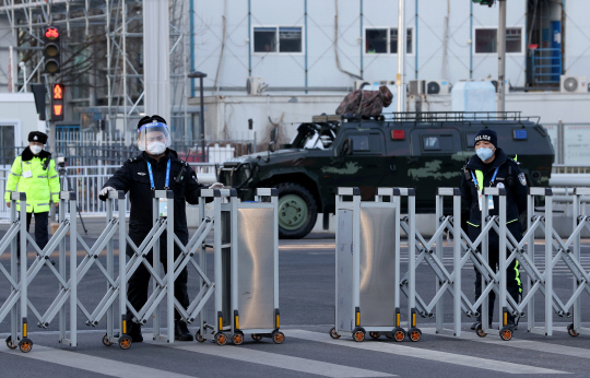 2022 베이징동계올림픽 컬링 종목이 열리는 베이징의 국립아쿠아틱센터 출입구를 2일 중국 경찰 차량과 경찰관들이 가로막고 있다. 뉴시스