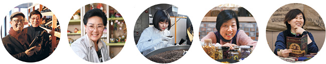 인물사진 왼쪽부터. 우리마을 2대학 ‘와인문화와 소믈리에’ 박한표 학장과 1대학 ‘드론과 사진’의 신동훈 학장. 우리마을 3대학 ‘커피문화와 바리스타’의 김은영 학장. 우리마을 7대학 ‘천연 DIY’의 최윤미 학장. 꽃차와 허브차 전문가인 ‘꽃나래 허브’의 조윤실 대표. 시장에서 버려지는 한복천으로 퀼트작품을 만드는 ‘수연가’의 이미경 대표.