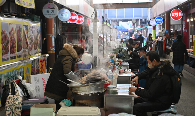 늘 북적거리는 대전 중앙시장의 먹거리골목.