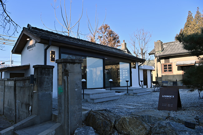 쓰러져가는 소제동 철도관사촌 건물을 다듬어 만든 카페.