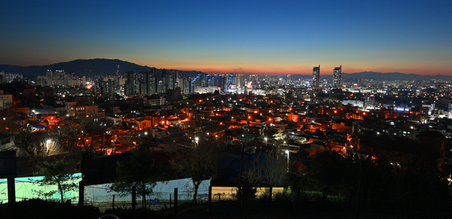 대전 골목 여행의 명소 중 한 곳인 대동 하늘공원에 올라 내려다본 대전 시내 야경. 하늘공원이 있는 대동은 대전의 오래된 달동네다. 공원으로 가는 길에 골목에는 다양한 벽화가 그려져 있다. 대전에는 유명한 관광명소가 없어서 오히려 골목과 동네의 작고 소박한 명소가 더 잘 보인다.