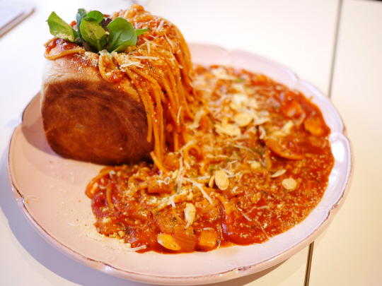 치즈를 듬뿍 얹어 낸 파네 파스타. 빵 속에 넣은 파스타를 파네(Pane) 파스타라 부른다. 넉넉하게 얹은 치즈가 파스타의 맛을 한층 풍성하게 해준다.