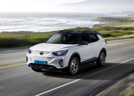 쌍용자동차의 첫 준중형 전기SUV ‘코란도 이모션’이 오는 4일 출시된다. 1회 충전 시 307㎞를 주행할 수 있다.  쌍용자동차 제공