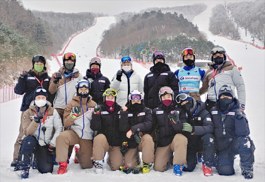 신동빈(뒷줄 왼쪽 네 번째) 롯데그룹 회장이 최근 2022년 베이징동계올림픽을 앞두고 강원지역의 한 스키장에서 마무리 훈련 중인 국가대표 선수단을 만나 파이팅을 외치고 있다.  롯데그룹 제공