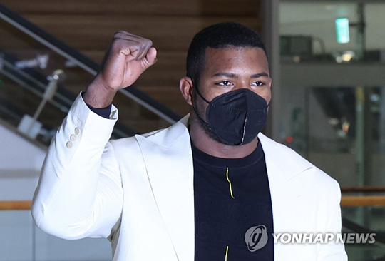 (영종도=연합뉴스) 키움 히어로즈 야시엘 푸이그가 3일 인천공항 입국장을 나온 후 취재진에게 포즈를 취하고 있다. 푸이그는 코로나19 방역 지침에 따라 자가 격리 후 키움 선수단을 만날 예정이다. 2022.2.3