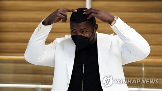 (영종도=연합뉴스) 키움 히어로즈 야시엘 푸이그가 3일 인천공항 입국장을 나온 후 취재진에게 포즈를 취하고 있다. 푸이그는 코로나19 방역 지침에 따라 자가 격리 후 키움 선수단을 만날 예정이다. 2022.2.3