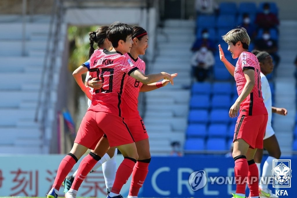 (서울=연합뉴스) 한국 여자 축구대표팀 선수들이 3일 인도 푸네의 시리 시브 차트라파티 종합운동장에서 열린 2022 아시아축구연맹(AFC) 아시안컵 4강전 필리핀과의 경기에서 득점 후 환호하고 있다. 2022.2.3[대한축구협회 제공. 재판매 및 DB 금지]