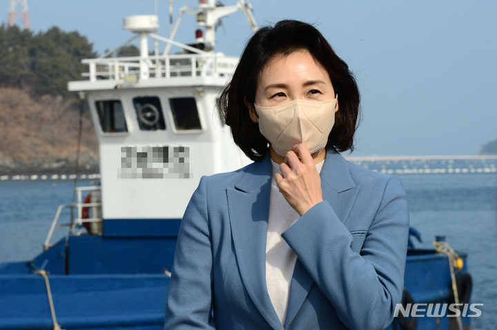 [통영=뉴시스] 더불어민주당 이재명 대선후보 부인 김혜경씨가 27일 오전 경남 통영시 소재 한 굴 작업장을 찾아 언론과 인터뷰를 하고 있다. 2022.01.27.