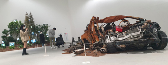 울산시립미술관이 본관에 전시한 백남준의 ‘케이지의 숲, 숲의 계시’(왼쪽)와 슈리 칭의 ‘다음으로 가는 정원’. 젊은 관객들이 사진을 찍으며 즐기고 있다.