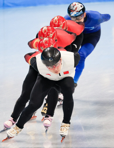 쇼트트랙스피드스케이팅 중국대표팀의 빅토르 안(안현수·앞) 코치가 지난 1일 중국 베이징의 캐피털실내체육관에서 중국선수들의 훈련 레이스를 이끌고 있다.  연합뉴스