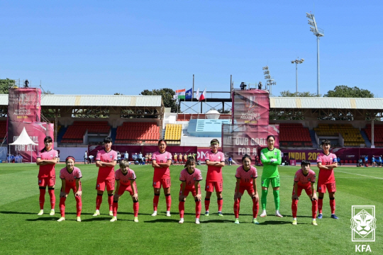 한국 여자축구대표팀이 3일(한국시간) 인도 푸네의 시리 시브 차트라파티 종합운동장에서 열린 여자아시안컵 준결승전에 앞서 사진을 촬영하고 있다.  대한축구협회 제공