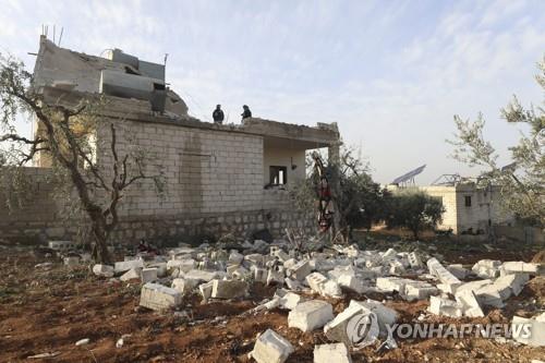 (이들립 AP=연합뉴스) 미국 정부는 3일(현지시간) 오전 특수부대가 시리아 북서부에서 대테러작전을 수행했다고 밝혔다. 조 바이든 미국 대통령은 이 작전을 통해 ‘IS 수괴’ 알쿠라이시를 제거했다고 밝혔다. 2022. 2. 3