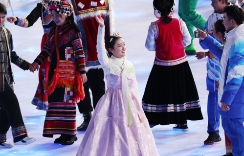 (베이징=연합뉴스) 홍해인 기자 = 4일 오후 중국 베이징 국립경기장에서 열린 2022 베이징 동계올림픽 개회식에서 한복을 입은 한 공연자가 손을 흔들고 있다.