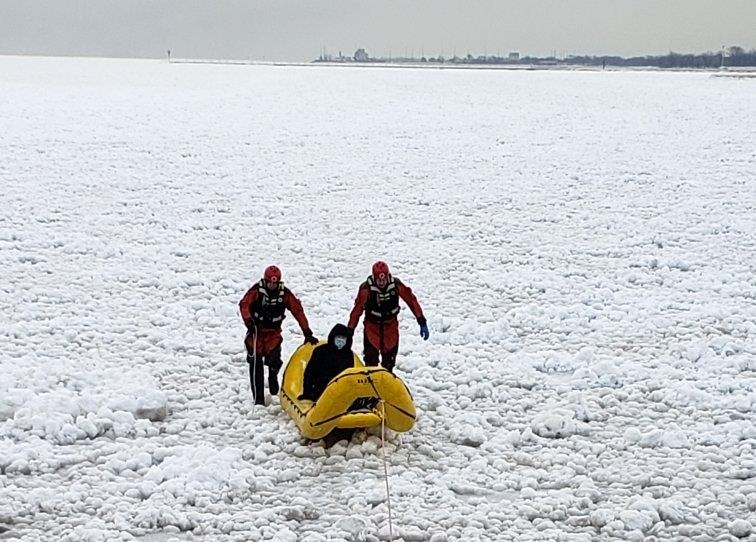 얼어붙은 미시간호수 위 배회하다 응급구조대에 끌려 나오는 남성[시카고 소방국 트위터 화면 캡처. 재판매 및 DB 금지]