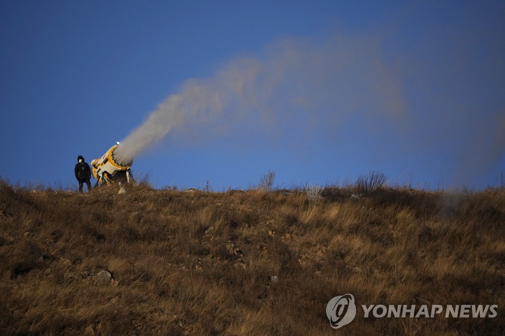 지난 2일 동계올림픽 개최지 장자커우에서 인공눈을 뿌리는 스노건[AP 연합뉴스 자료사진. 재판매 및 DB금지]