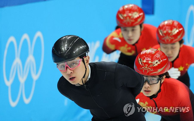 (베이징=연합뉴스) 한종찬 기자 = 중국 쇼트트랙 대표팀 안현수(러시아명 빅토르 안) 기술코치가 2일 중국 베이징 캐피털 실내경기장에서 실시된 2022 베이징동계올림픽 공식 훈련에서 지도하고 있다. 2022.2.3