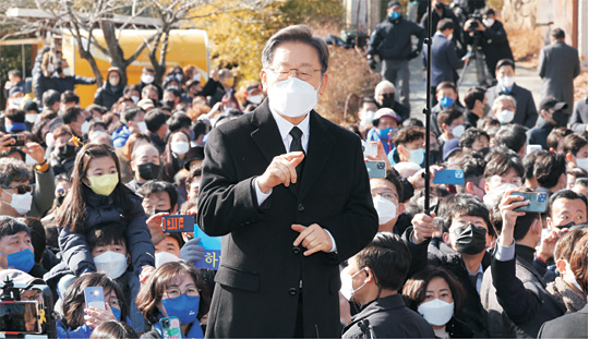 이재명(가운데) 더불어민주당 대선 후보가 6일 경남 김해시 진영읍 봉하마을을 방문해 노무현 전 대통령 묘역을 참배한 뒤 즉석 연설을 하고 있다. 연합뉴스