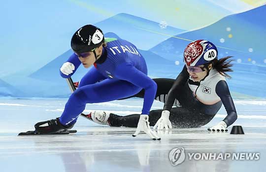 (베이징=연합뉴스) 7일 오후 중국 베이징 캐피탈 실내 경기장에서 열린 2022 베이징 동계올림픽 쇼트트랙 여자 500m 준준결승 3조 경기에서 한국 최민정이 넘어지고 있다. 2022.2.7