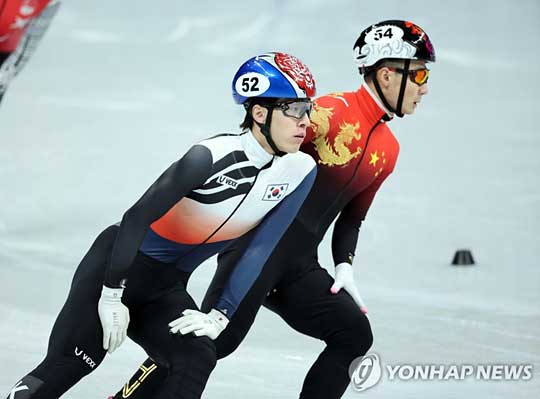 (베이징=연합뉴스) 한국 쇼트트랙 대표팀 황대헌이 2022 베이징 동계올림픽 개막 사흘째인 7일 오후 중국 베이징 캐피탈 실내 경기장에서 열린 쇼트트랙 남자 1,000m 준결승 1조 경기에서 실격 처리되자 아쉬운 표정을 짓고 있다. 2022.2.7