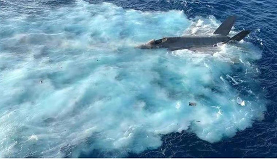 지난달 24일 남중국해 훈련 중 추락한 F-35C 전투기 [소셜미디어 캡처=연합뉴스 자료사진. 재판매 및 DB 금지]