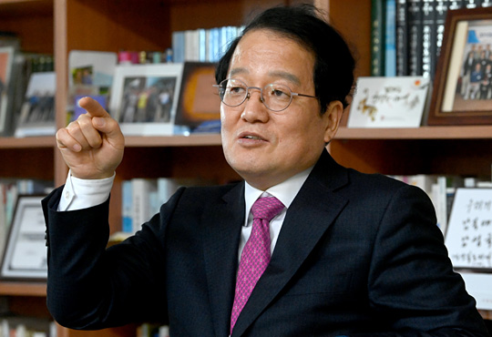 남성욱 고려대 통일외교학부 교수가 지난 3일 서울 성북구 안암동 고려대 교우회관에 위치한 연구실에서 문재인 정부가 추진해 온 종전선언 등 대북 정책을 비판하며 차기 정부에 바라는 점을 설명하고 있다.