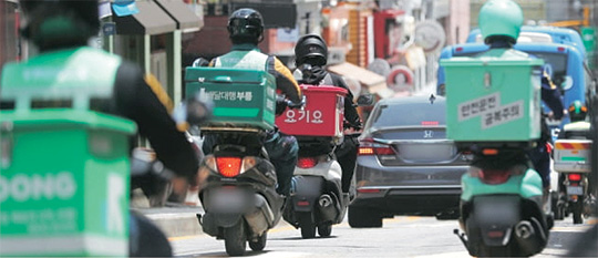 코로나19 사태 여파로 배달 서비스 시장이 폭발적으로 성장했으나 2배 이상으로 뛰어오른 배달비 등이 악재로 작용하면서 오히려 위기를 맞고 있다는 분석이 나오고 있다. 사진은 서울 도심에서 배달 중인 라이더 모습.  자료사진