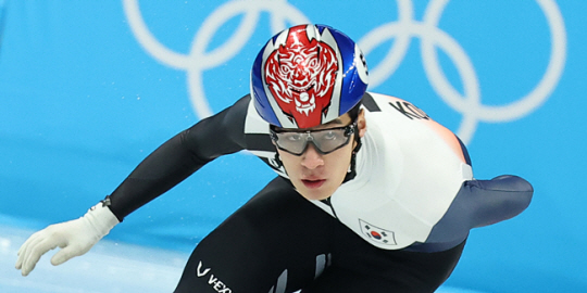 황대헌이 7일 중국 베이징 캐피털실내경기장에서 열린 2022 베이징동계올림픽 쇼트트랙 남자 1000m 준결승에서 매서운 눈빛으로 전방을 주시하며 질주하고 있다.  연합뉴스