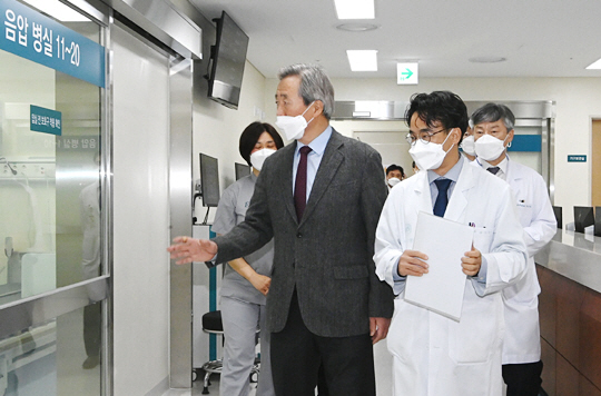 정몽준 아산사회복지재단 이사장이 8일 오전 서울 송파구 풍납동 서울아산병원에 문을 연 감염관리센터 수술실을 둘러보고 있다.   신창섭 기자