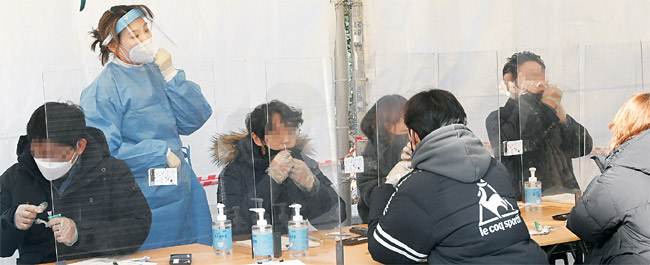 신규 확진자가 4만9567명으로 하루 사이 1만3000명 가까이 폭증한 9일 오전 서울 서초구 반포동 고속버스터미널 광장에 마련된 선별검사소를 찾은 시민들이 의료진의 안내에 따라 코로나19 신속항원검사를 하고 있다.  신창섭 기자