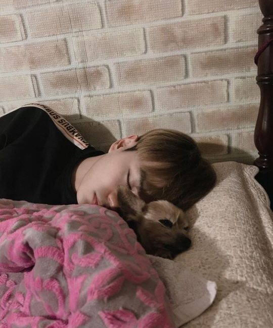 김민석이 SNS에 올린 반려견 모모와 함께한 사진.