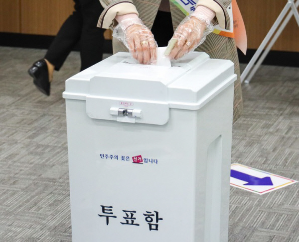 병무청은 제20대 대통령선거일인 3월 9일 이전에 군에 입영하는 대상자 2만여 명에게 사전투표 관련 정보를 안내했다.‘민주주의 꽃은 선거입니다’ 글귀를 새긴 투표함. 뉴시스 제공