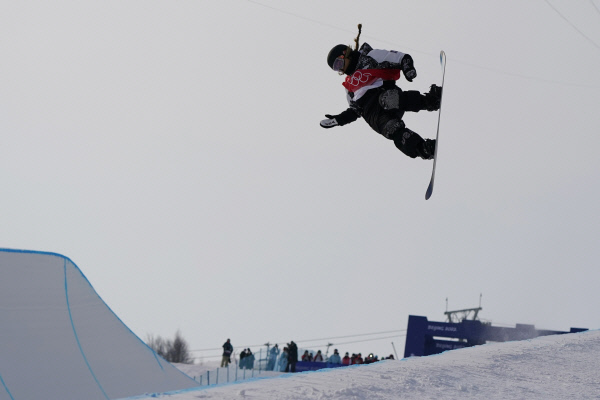 미국의 클로이 김이 9일 중국 허베이성 장자커우의 겐팅 스노우파크에서 열린 2022 베이징동계올림픽 스키 스노보드 여자 하프파이프 예선에서 묘기를 펼치고 있다.  AP뉴시스